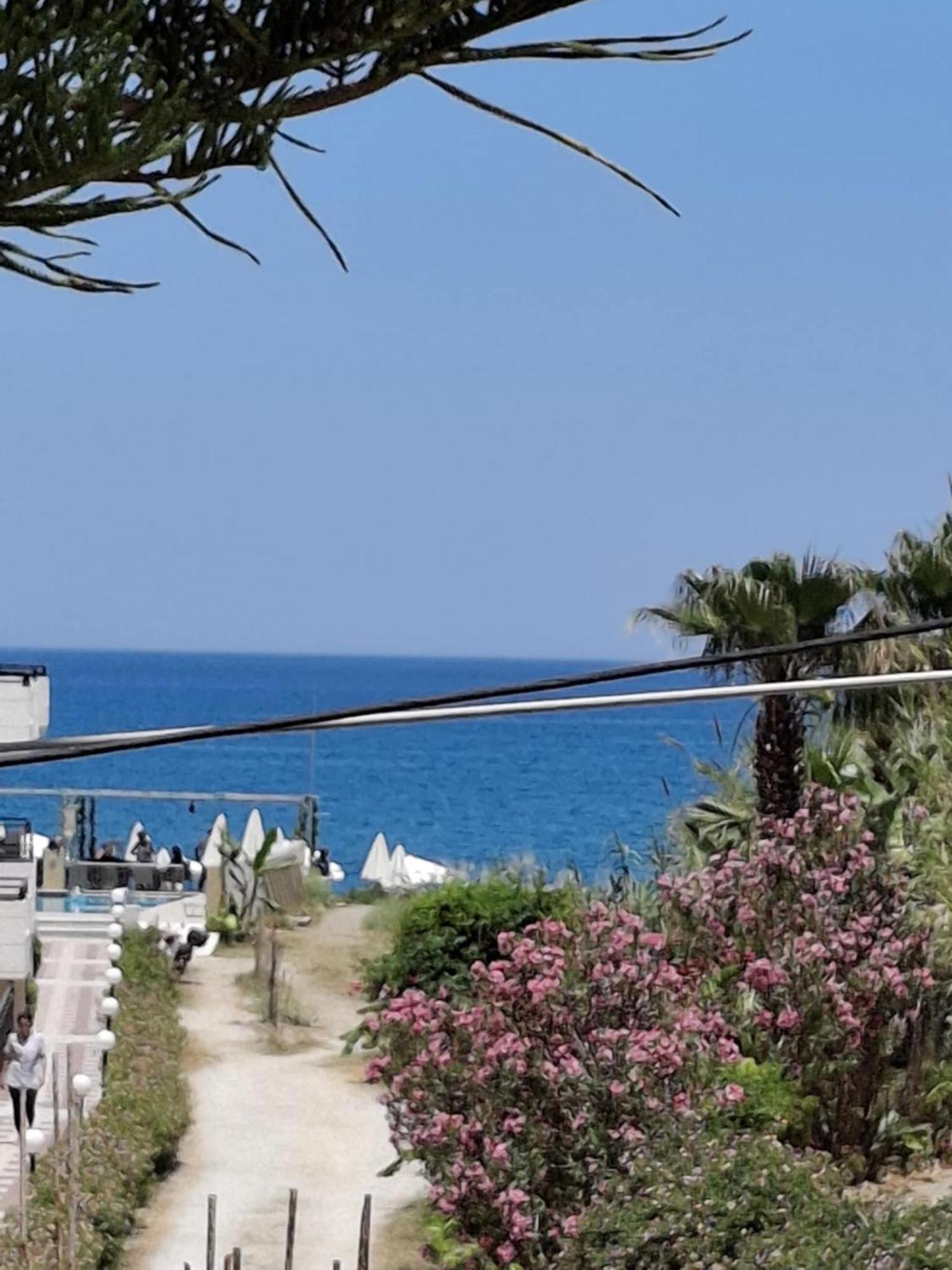Lola'S Hotel Platanias  Exterior photo